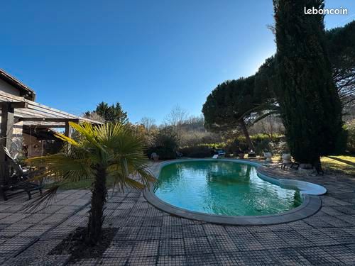 Maison d'architecte avec piscine dans un cadre idyllique