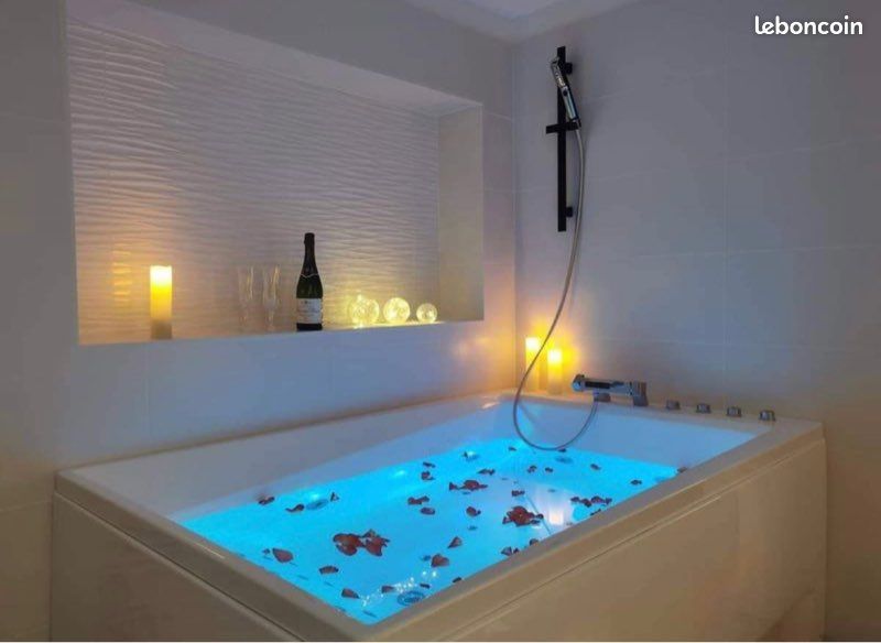 Love room (image 1)