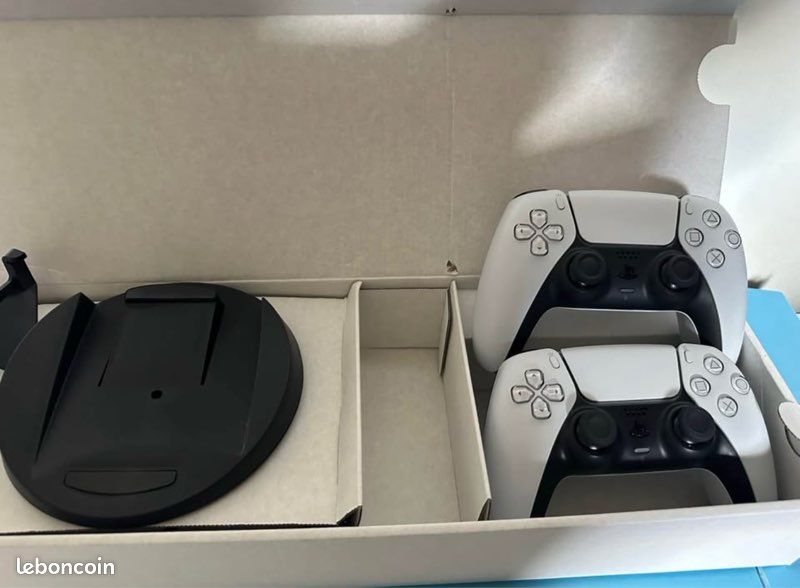 PlayStation 5 Standard - Pack complet avec 2 manettes + 4 jeux - Très bon état (image 3)