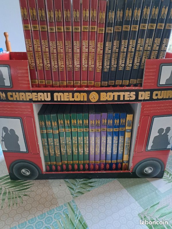 Bus dvd chapeau melon et bottes de cuir (image 1)