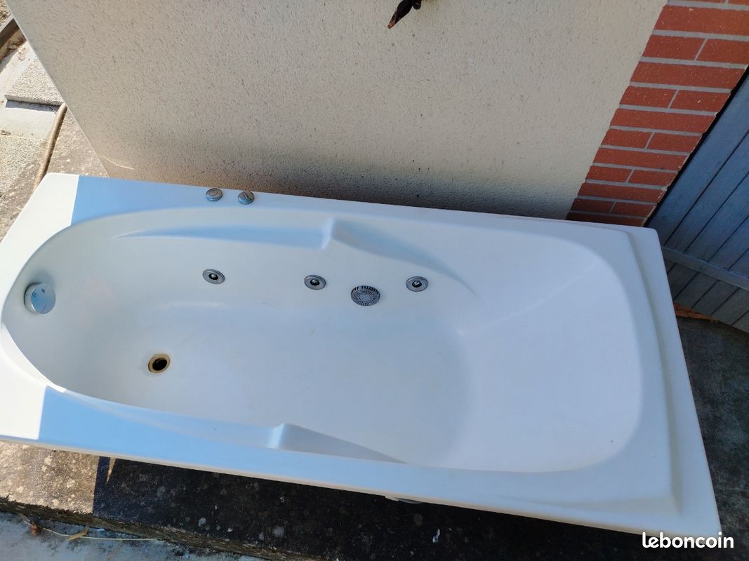Une baignoire jacuzzi (image 2)