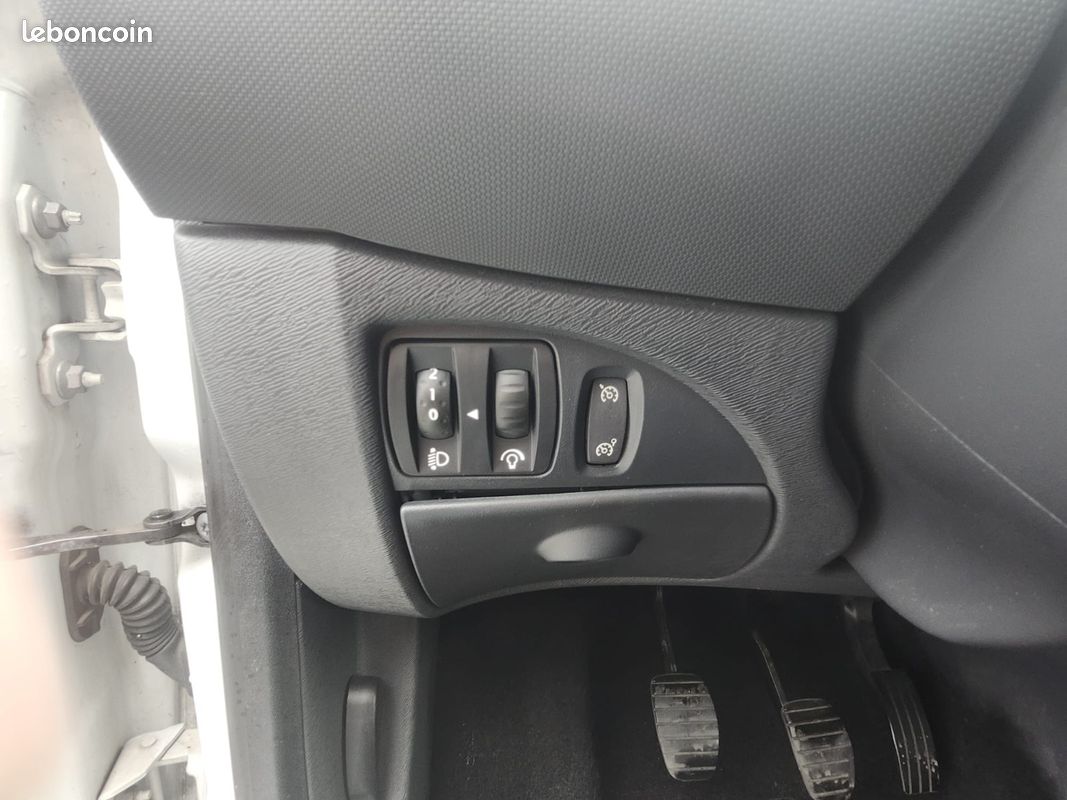 Renault TWINGO II 1.2 75ch - Purple (image 17)