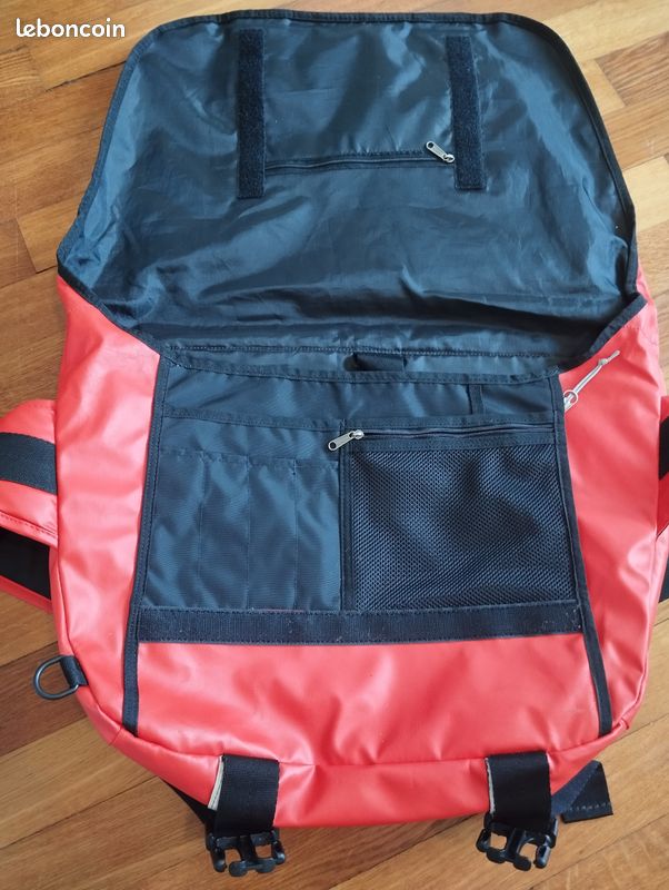 EASTPAK Sacoche Vélo Messer Bike - Résistante à L'Eau Avec Porte PC 17"