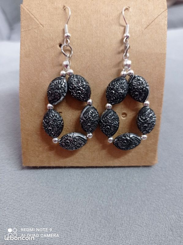 Boucles d'oreilles en perles noires et argentées, fait maison Neuf, envoie rapide et soigné, bouchons inclus (image 2)