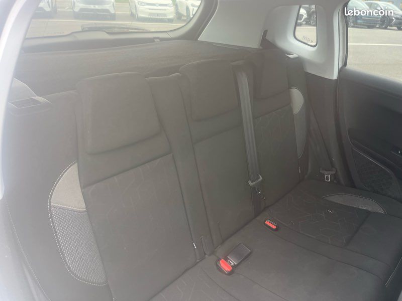 PEUGEOT 2008 1.2 82 ch Style 4890 Ferme (image 5)