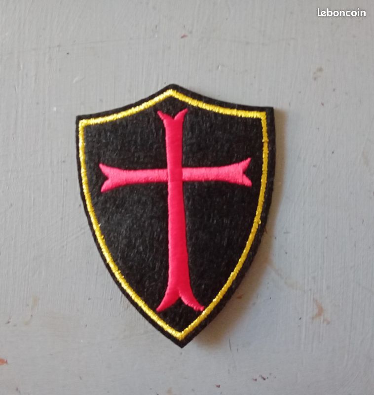 Ecusson Patch Tissus Thermocollant CROIX TEMPLIERS 6,2 cm par 8,2 cm (image 1)
