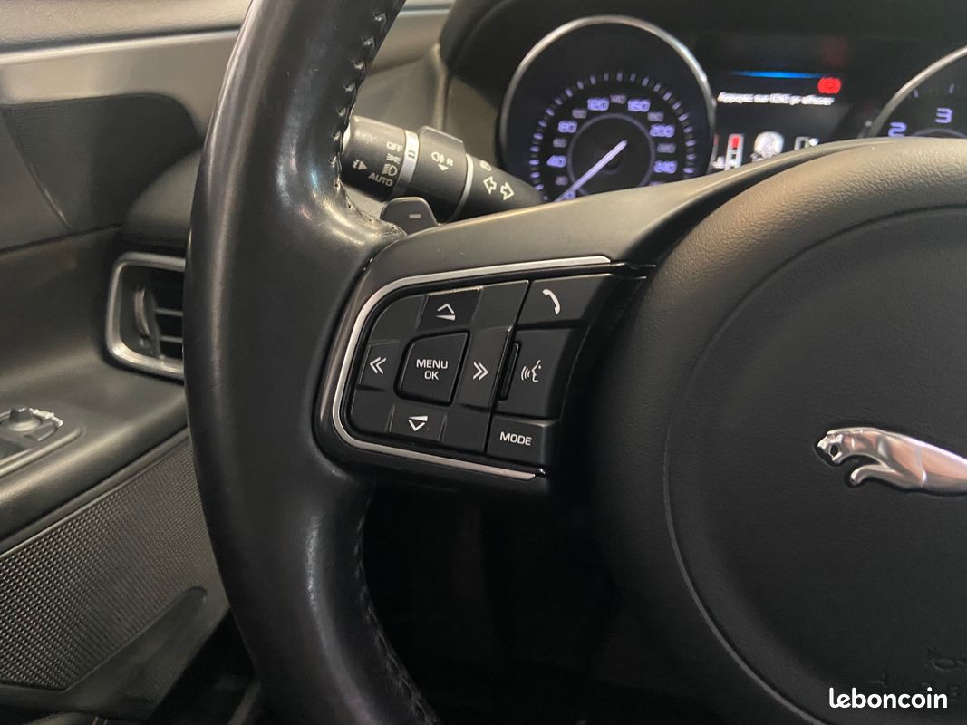 JAGUAR XE XE 2.0 D - 180 ch BVA Pure - TOIT OUVRANT - CAMERA DE RECUL - SIEGES ELECTRIQUES (image 14)