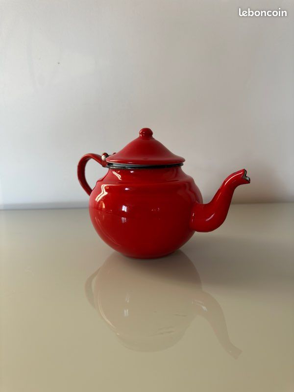 Théière en métal rouge émaillée avec chaînette | Selency