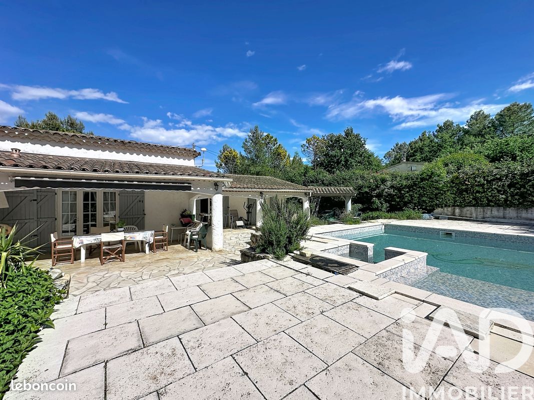 Maison 10 pièces 264 m² · à Tourrettes · 264 m² · 649 000 €