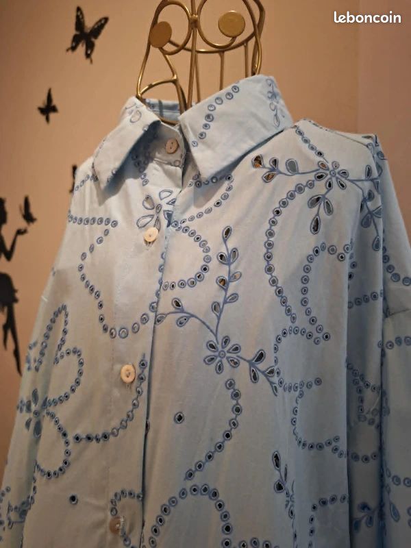 Chemise bleue clair en coton & broderies anglaises (image 3)