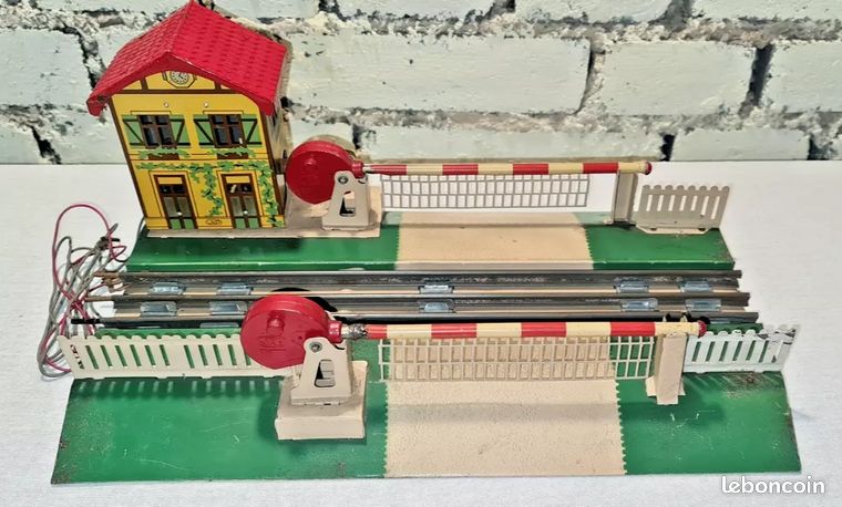 Ancien superbe passage à niveau électrique JEP pour train échelle O
