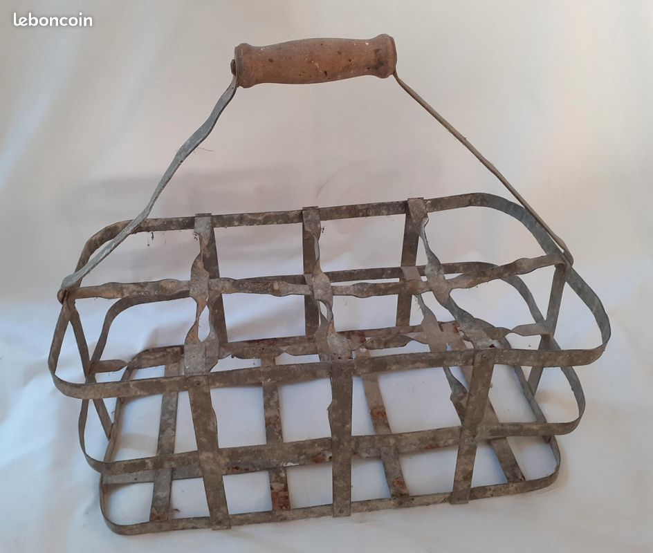 ANCIEN PANIER PORTE bouteille en fer et poignée bois 8 emplacements EUR