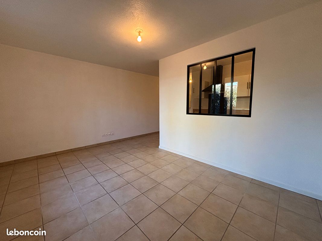 Appartement 1 pièce 31 m² · à Sénas · 31 m² · 667 €/mois