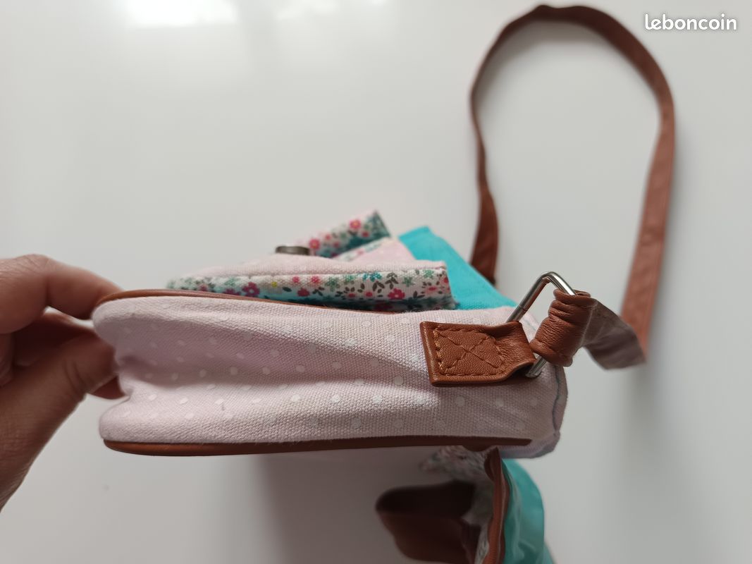 Sac à main rose, vert et marron avec des motifs fleurs (image 9)