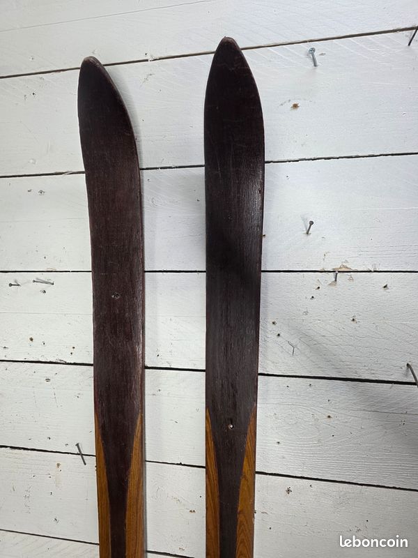 Paire de skis en bois des années 40 - Décoration
