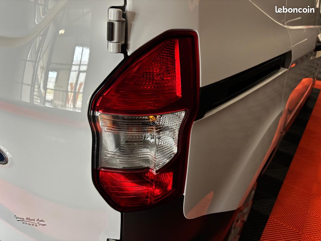 FORD TRANSIT COURIER FOURGON 1.0 AMBIENTE 100 TVA RECUPERABLE Clim Kit main libre (image 28)
