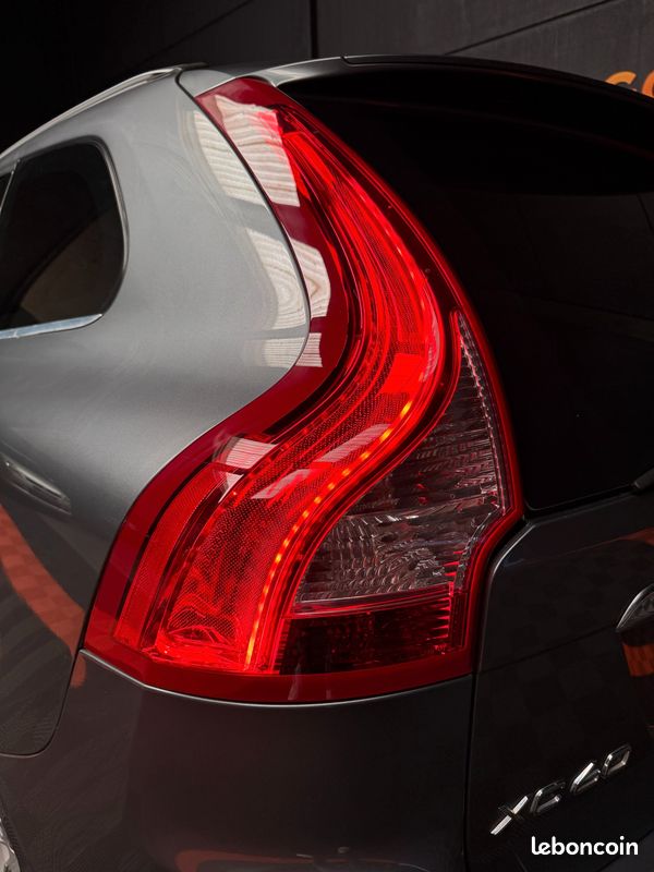 VOLVO XC60 2.0 D4 190Ch SIGNATURE EDITION BVA - TOIT OUV ELEC - CAMERA RECUL - SIEGES CHAUFF - HARMAN-KARDON (image 14)