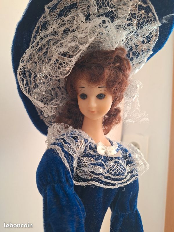 Robe En Coton Blanc Pour Poupée Bleuette (27cm) – Dentelle Et Broderie – Fabrication Française