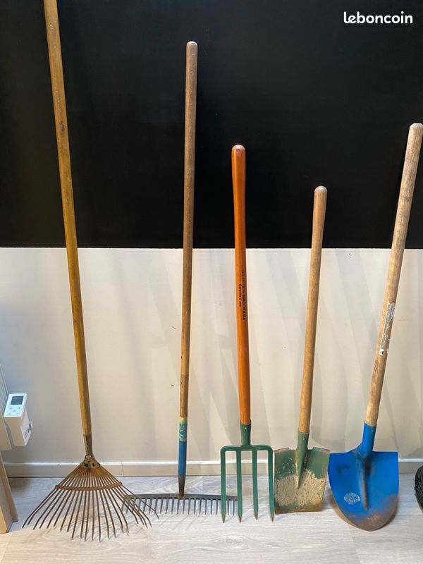 Lot outils de jardin: pelle, bèche, fourche, râteau et balai à feuilles (image 2)