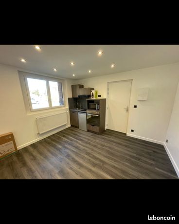 Studio meublé NEUF dans maison à louer au mois place parking privé couvert
