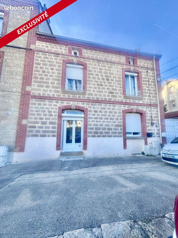 Maison 9 pièces 218 m² · à Le Chambon-Feugerolles · 218 m² · 209 000 €
