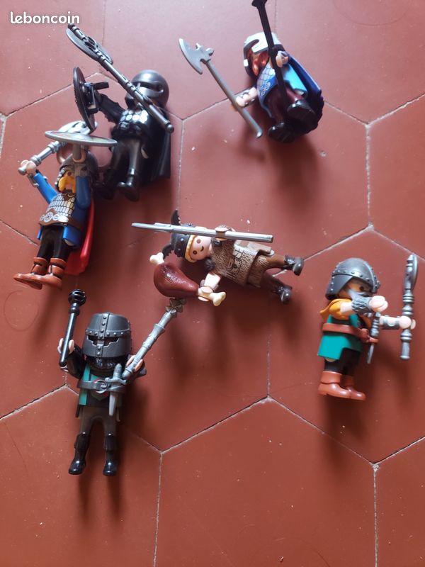 Chateau fort Playmobil + lot de très nombreux personnages et accessoires (image 5)