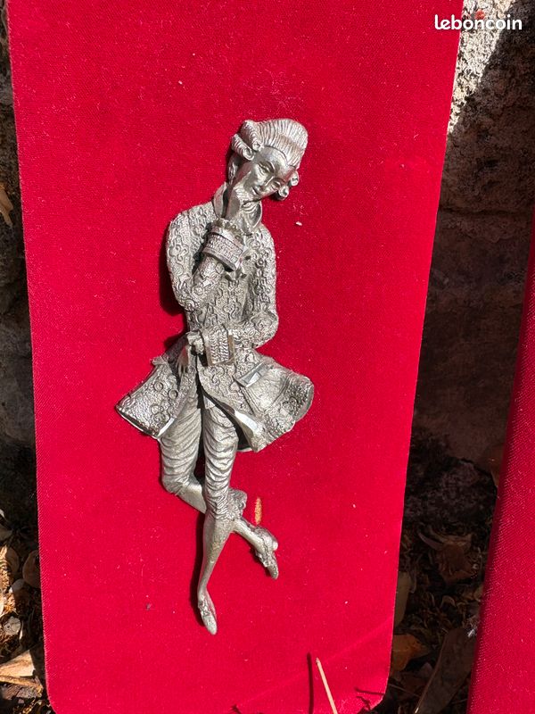 Lot de deux figurines en étain sur velours rouge (image 3)