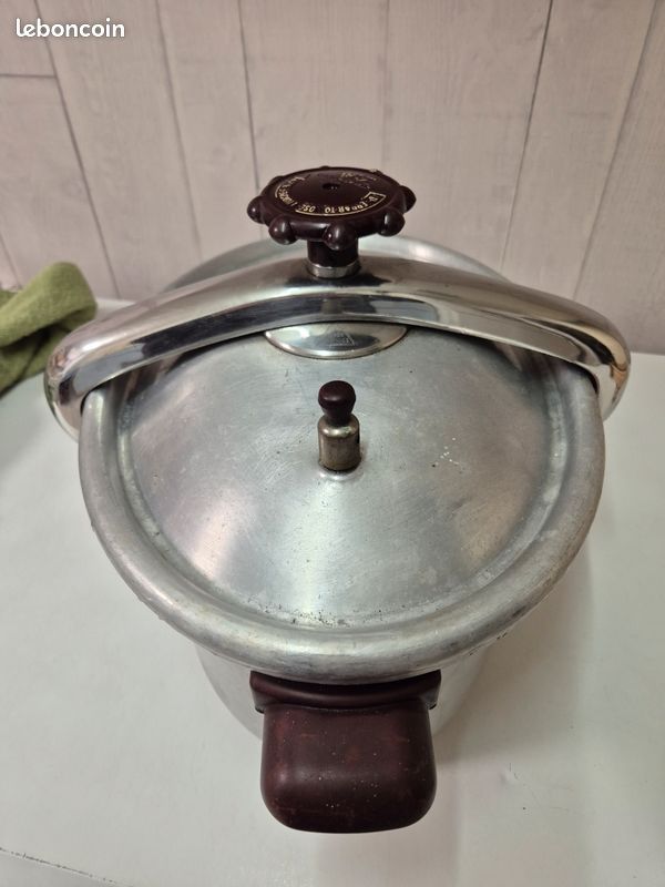 Cocotte minute SEB 10L en alu - Arts de la table
