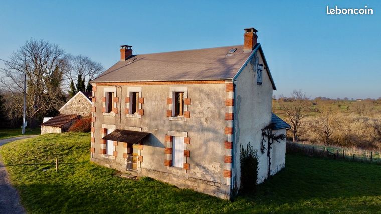 Maison et grange au calme avec 10 hectares de terrains d’un seul tenant; à rénover