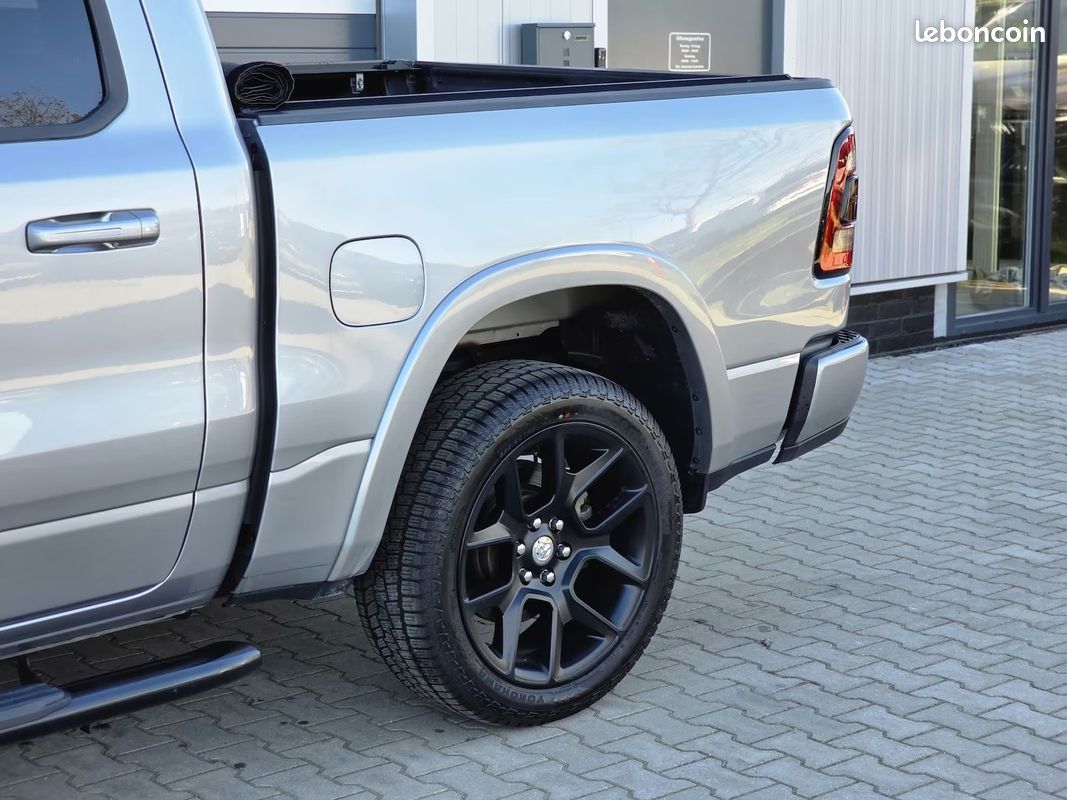 Dodge RAM 1500 Laramie Night Edition 5.7 HEMI 401 ch 4x4 – Harman Kardon – Écran 12” – 22” (image 12)