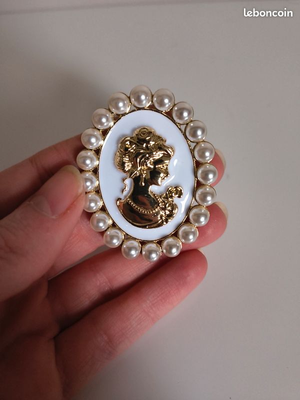 Broche Camée Vintage Laiton Avec Chérubins - Occasion En Bon état, Résine, Thème Classique