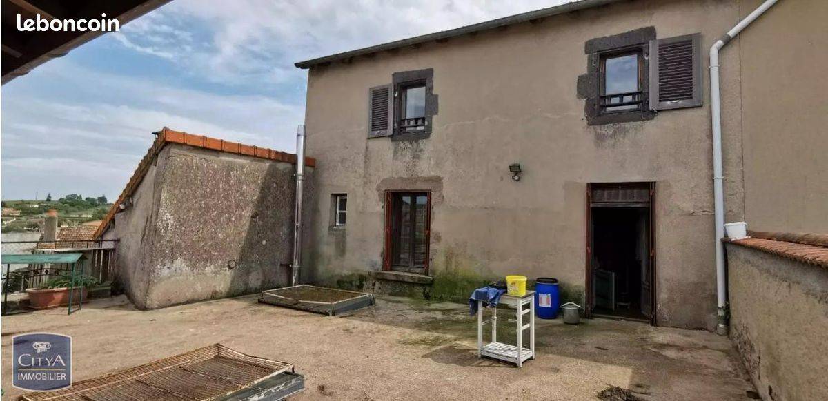 Maison 6 pièces 153 m² · à Saint-Martin-d'Estréaux · 153 m² · 47 000 €