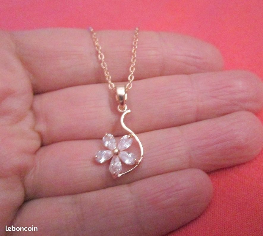 Collier doré avec poinçon, chaîne fine, très beau pendentif forme