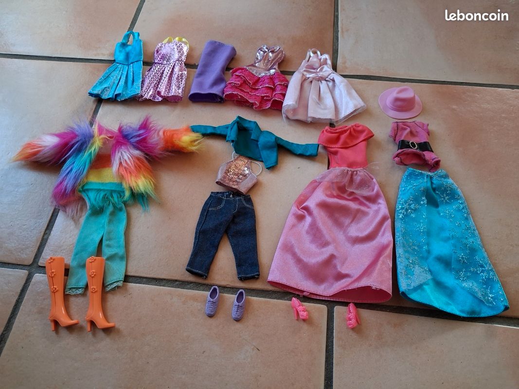 Lot de vêtements et accessoires Barbies (image 1)