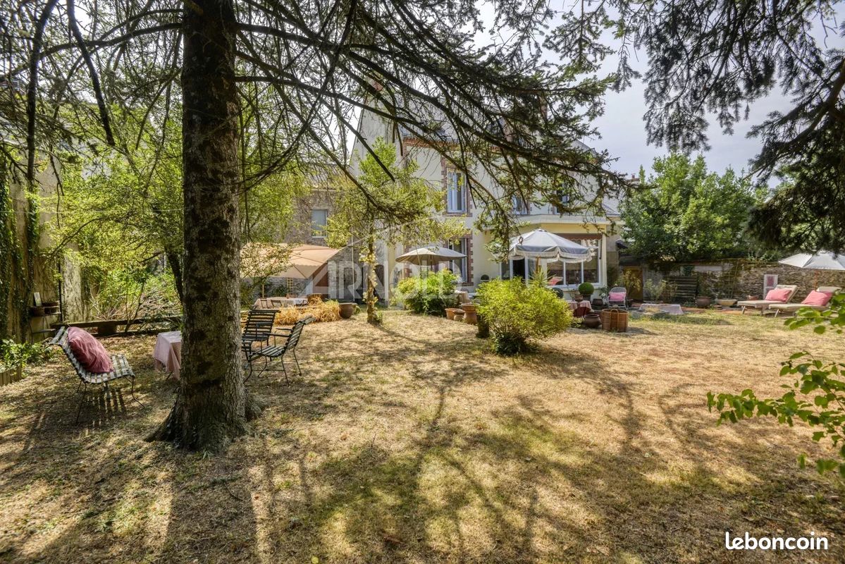 Maison 9 pièces 223 m² · à Saint-Étienne-de-Montluc · 223 m² · 782 250 €