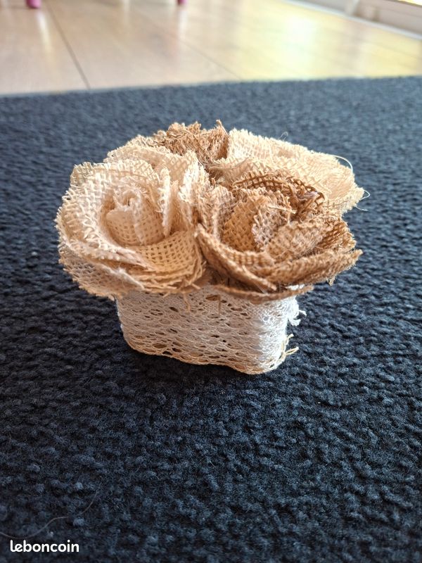 Fleurs en toile de jute (image 1)