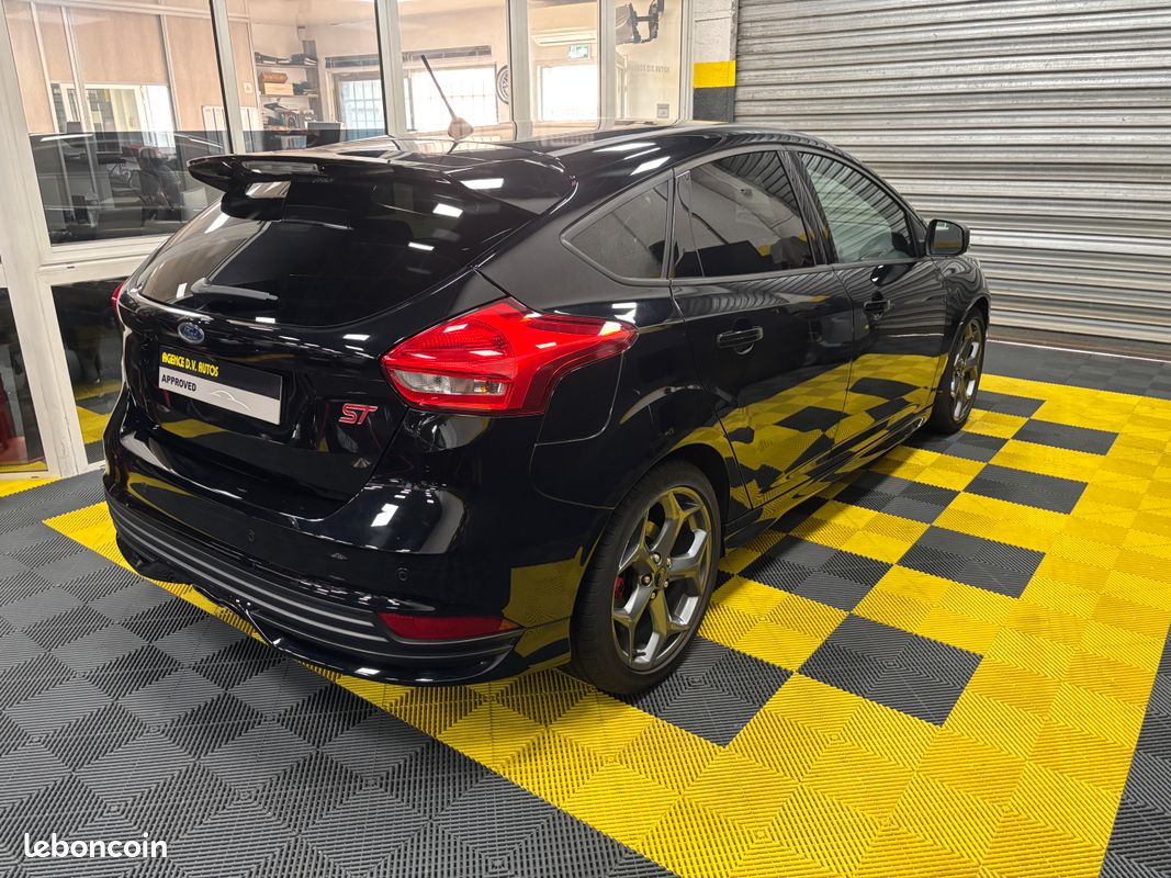 Ford Focus II 2.0 ST 250 cv Ecoboost 5 portes Recaro gps châssis sport alarme sièges chauffant pack hivers (image 3)