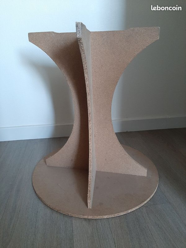 Table juponneé en bois (image 6)