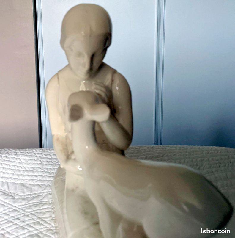 Statuette ART DECO "jeune femme au faon et au levrier" (image 6)