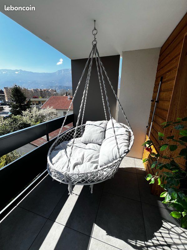 Balançoire en macramé et bois natural Balançoire en macramé et bois natural