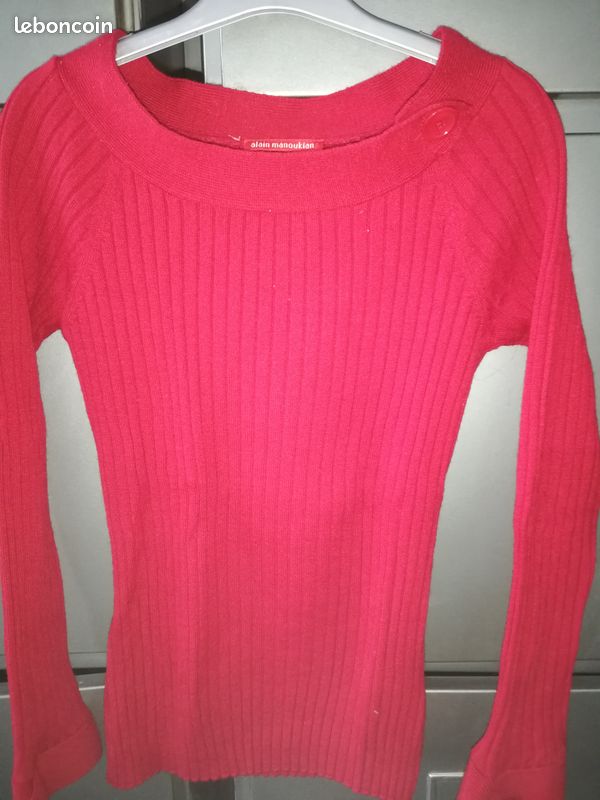 Pull rouge gros bouton (image 1)