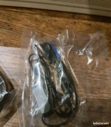 PS4 PRO 1TO + 1 Manette + 2 JEUX (image 2)