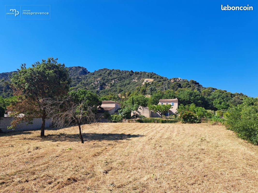 Terrain à bâtir de 1972 m² à ROBION (84) · 447 000 €