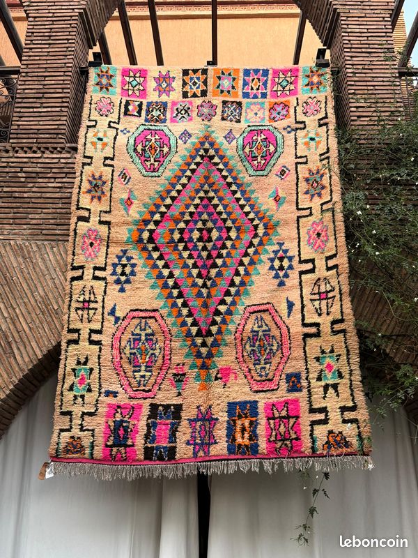 Tapis Berbère Antique Vintage Losange Fuchsia– 300x200 cm - Pièce Vintage – Édition Diamant Pop – Design Authentique (image 5)