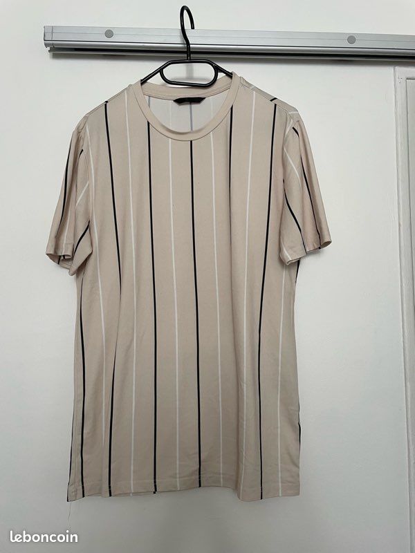 T-shirt beige à rayures blanches et noires (image 1)