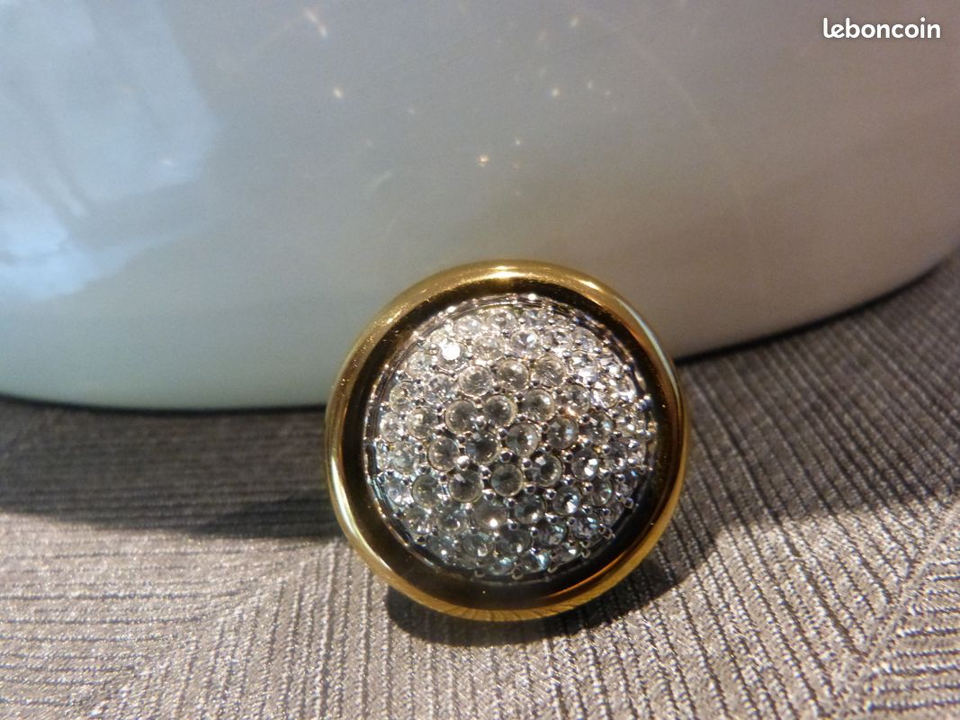 Pendentif goutte en or jaune 750e orné en serti-clos de diamants de Pendentif goutte en or jaune 750e orné en serti-clos de diamants de
