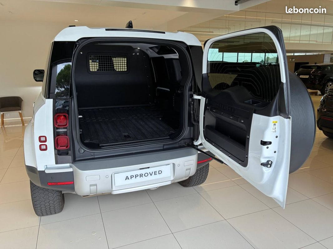 Land-rover Defender 110 3.0 D250 Hard Top S (image 14)