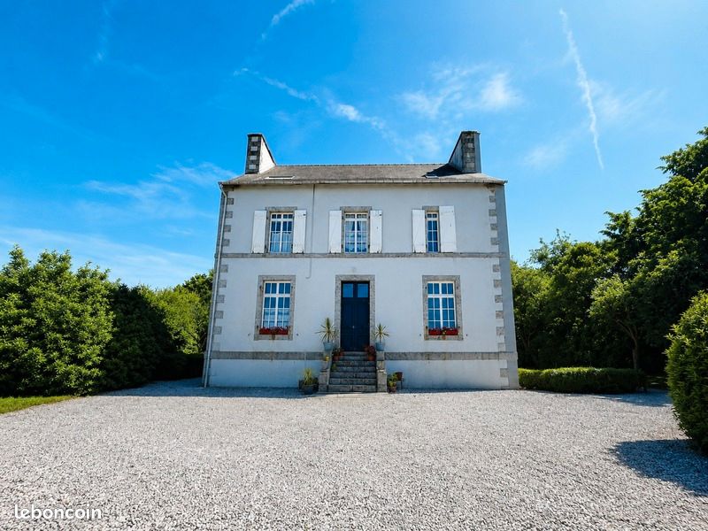 Maison 9 pièces 210 m² · à Plouguernével · 210 m² · 320 000 €