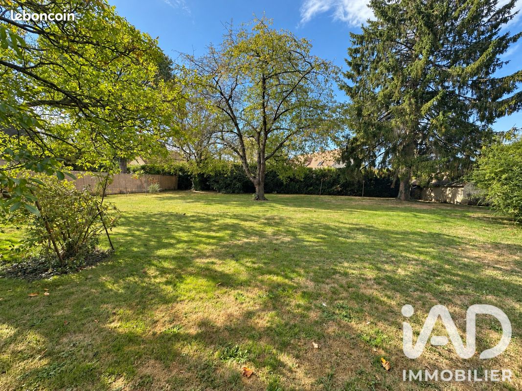 Terrain 800 m² · à Gressey · 800 m² · 110 000 €