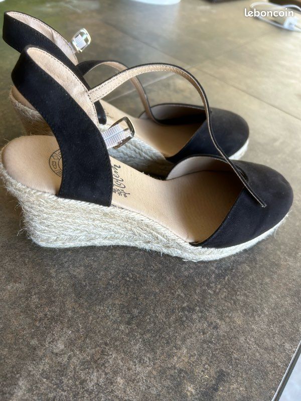 Sandales noires talons compensés (image 9)